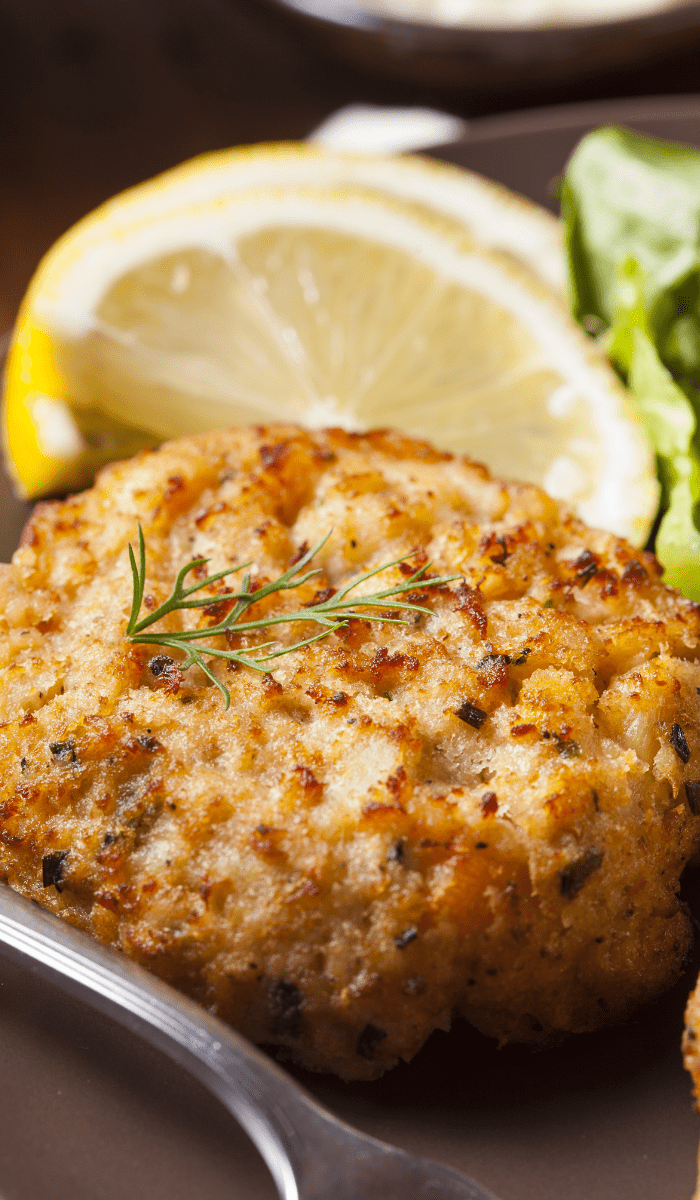 crab cake with lemon